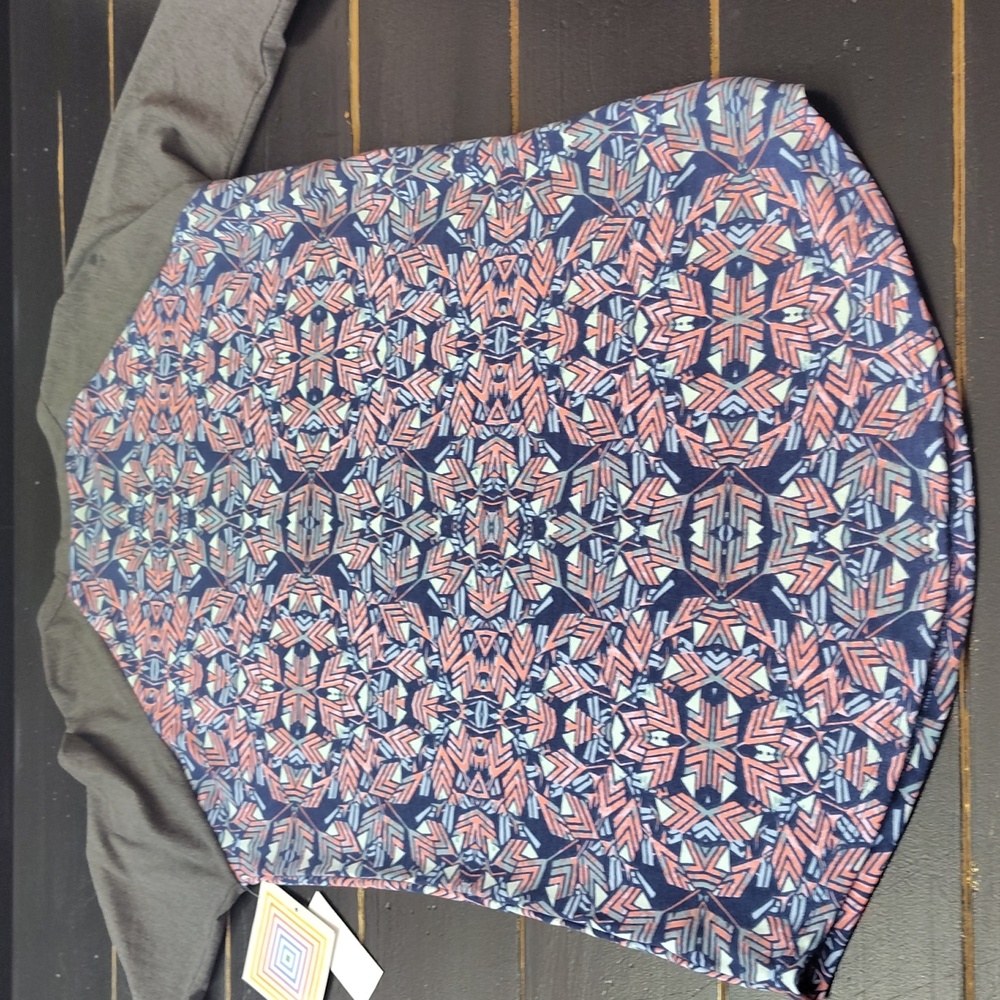 LulaRoe Randy Geometric Pattern Raglan Sleeve Top - Picture 12 of 15